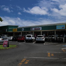 モールの中、右側の緑っぽい看板のところ