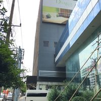 ワゴン車の影で見にくいですが、１階はセブンイレブンです。