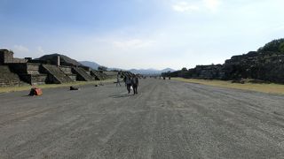 広大なピラミッドを繋いでいます