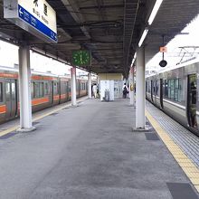 JR東海と西日本の車両が両方並びます。