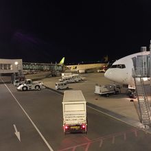 夜の神戸空港