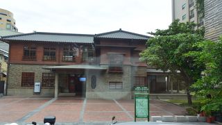 和洋が混ざり合った建物