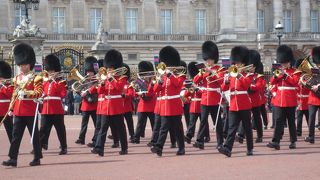 初めて、赤い制服・黒い帽子を生で観ました。