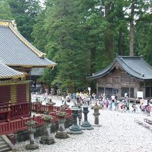 奥の建物が三猿の神厩舎です