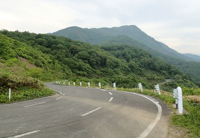 標高1,261mの山。　鬼首側の眺めが良好