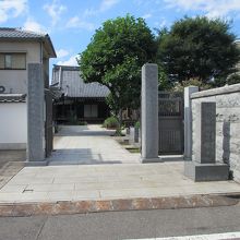 門はないです。