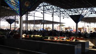 たくさんの人が集まる