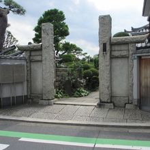 左に境内内にある板碑の案内板があります。