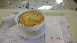 香港を出発前に、優しいお味のエビワンタン麺を食べました!