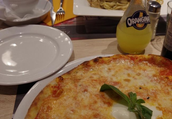レマン湖クルーズの港の目の前のイタリアンレストラン。　ピザが絶品!