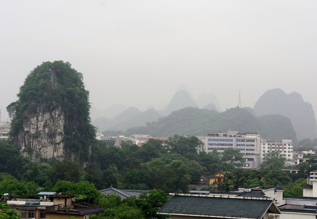 桂林を一望できる、大学構内にそびえ立つ岩山。