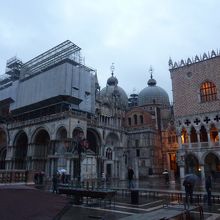 正面上部は補修工事で囲われていましたがクーポラは良く見えます