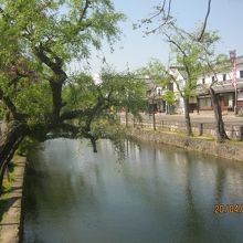 川の両岸をゆったりと散策できます。