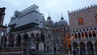 街の守護聖人サンマルコを祀っていて街の中心にある広場に面しています