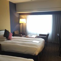 ツインルーム。窓から日光が差し込む明るい部屋