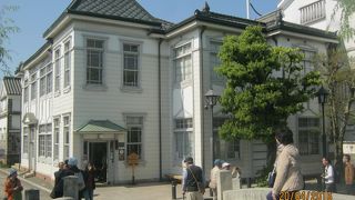 倉敷川が「く」の字に位置にかかる橋です。