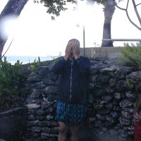 外シャワーを浴びる父、横に地元の少年