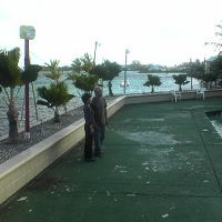 プールサイド（右：プール、左：海）