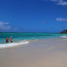 右側のラニカイ方面はハワイらしい快晴で空と海のブルーがきれい