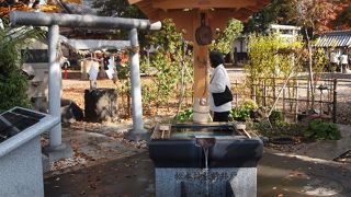 松本神社の境内に