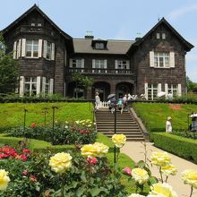 バラの咲く庭園