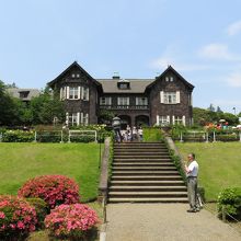 高台に邸宅はある