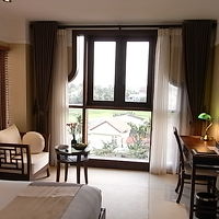 窓が大きくて明るい部屋