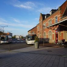 コルマール駅舎のAVISとバス乗り場