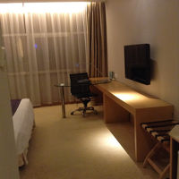 入口から見るとこんな感じ。左手前がバスルーム。