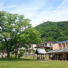 芝生の奥に足湯があります