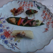 前菜の盛り合わせ フレンチか和風懐石かのような美しさ