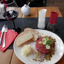 タルタルステーキは赤ワインと一緒に頂きます。