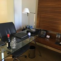 客室のデスク。手前のワイン、右奥の水はサービスでした