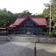 公園の隅の小さな神社