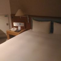 一人には十分な広さの部屋とベッド