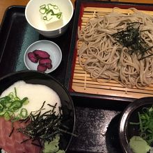 友人はミニまぐろ丼定食です