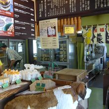 店内に入るとセントバーナード犬が居ます　本物ではありません