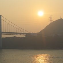 朝日をバックに