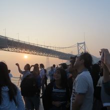 下から見上げる勇壮な姿