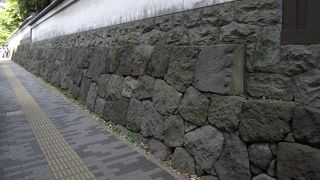 小石川後楽園西側の築地塀外側石垣の一部に再現されています