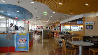 飛行機を見ながら食べられるフードコート