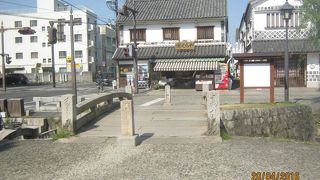 倉敷川の南にかかる橋です。