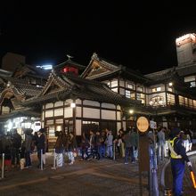 この長さの列で30分から1時間待ちとのことでした。