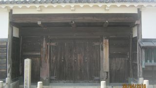 今は長屋門と庭園がのこっています。