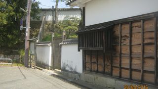 大石内蔵助長屋門の道を挟んであります。