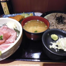 鮪丼、アジフライ、そば、味噌汁