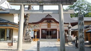 岡崎神社のすぐ隣にある神社