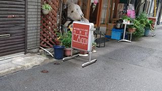 カウンターだけの小さなお店、おいしいです。
