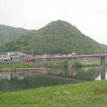 手前の川は揖保川です。