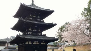 ひっそりと趣のある三重塔